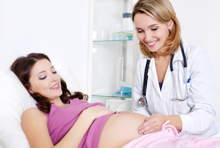 Image by valuavitaly on Freepik | Pregnant women receive the specialized care they need.